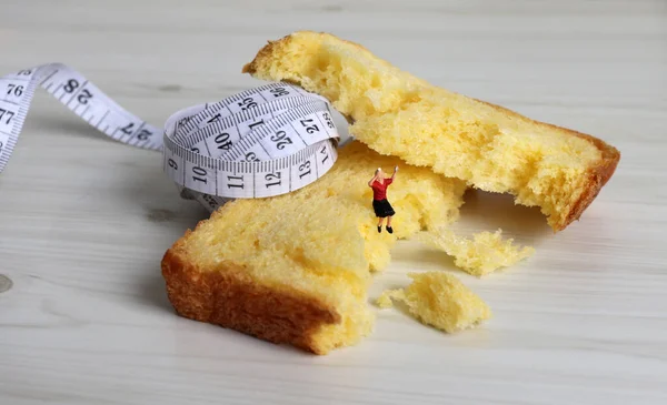 Uma Mulher Miniatura Sentada Pão Coberto Com Uma Fita Usando — Fotografia de Stock