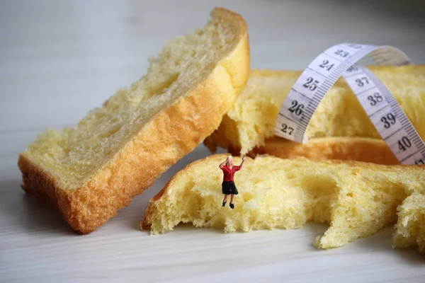 Controle Peso Conceito Dieta Uma Mulher Miniatura Sentada Pão Fazendo — Fotografia de Stock