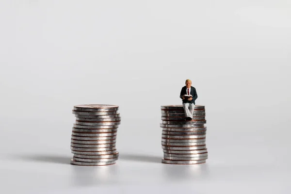 Hombre Miniatura Sentado Montón Monedas Leyendo Libro — Foto de Stock