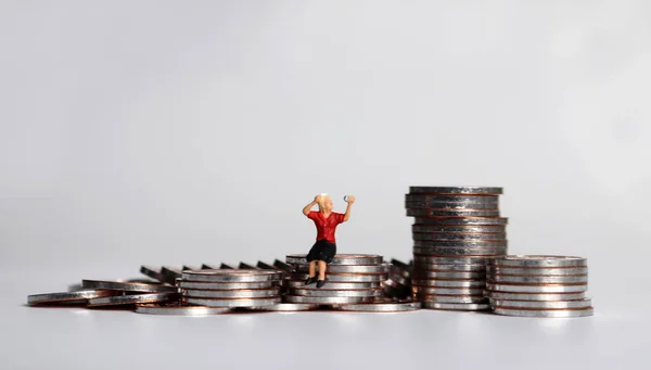 Una Mujer Miniatura Sentada Montón Monedas Usando Maquillaje — Foto de Stock