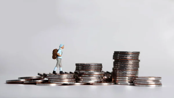 Una Jovencita Miniatura Caminando Sobre Montón Monedas — Foto de Stock