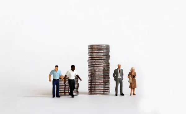 Personas Miniatura Pie Con Una Pila Monedas Concepto Discriminación Salarial —  Fotos de Stock