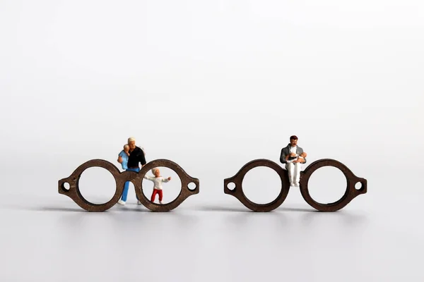 Conceito Preconceito Social Óculos Miniatura Com Homens Miniatura Que Cuidam — Fotografia de Stock