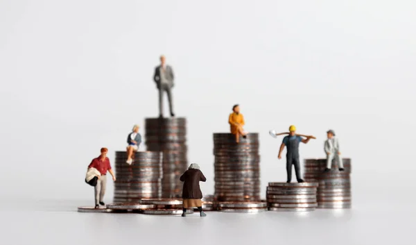 Münzhaufen Und Miniaturmenschen Konzepte Über Arme Und Reiche — Stockfoto
