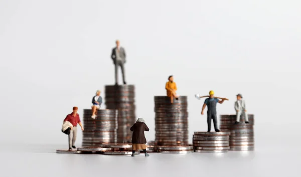 Coin Pile Persone Miniatura Concetti Sui Poveri Sui Ricchi — Foto Stock