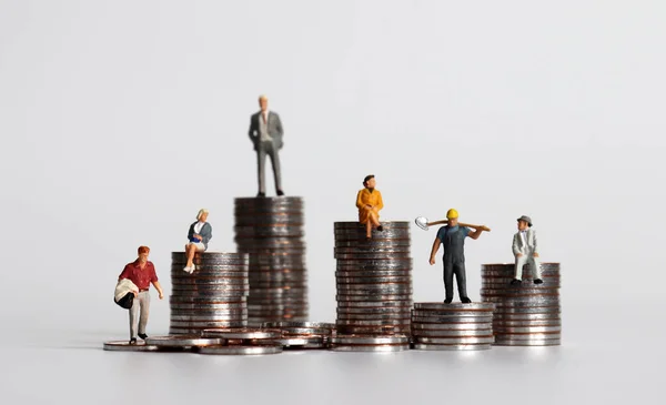 Coin Pile Persone Miniatura Concetto Divario Tra Ricchi Poveri Nella — Foto Stock