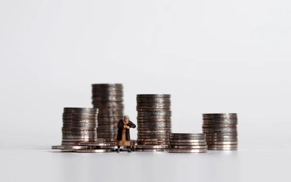 Montones Monedas Mujer Miniatura Concepto Brecha Entre Desarrollo Económico Pobreza — Foto de Stock
