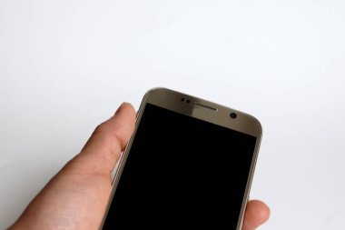Cep telefonunu tutan el..