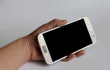 Akıllı telefon tutan bir el..