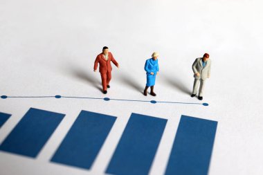 Minyatür yaşlı insanlar ve mavi çubuk grafiği.