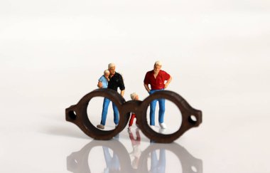 Minyatür insanlar ve minyatür bardaklar. Erkek çiftlerin ailelerine karşı sosyal önyargı kavramı.