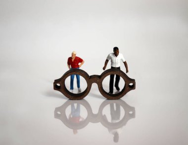 Minyatür gözlük ve minyatür insanlar..