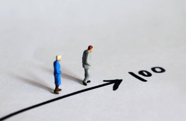 Minyatür bir adam ve minyatür bir kadın 100 numaraya doğru yürüyorlar..