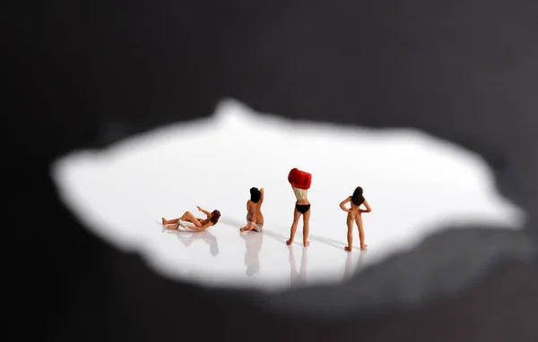Miniaturfrauen Beim Kleiderwechsel Das Konzept Des Heimlichen Kriminellen Verhaltens — Stockfoto