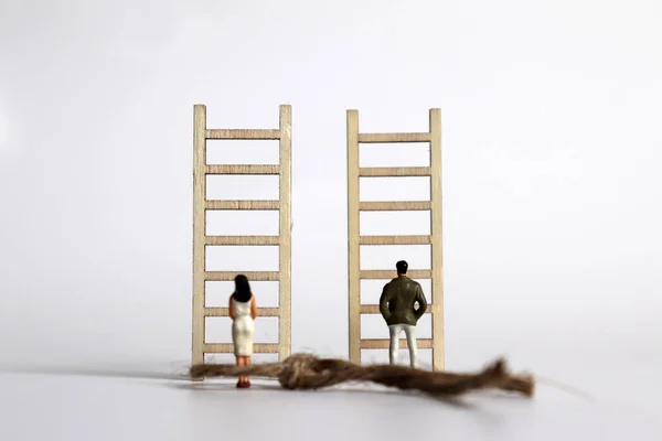 Una Mujer Miniatura Hombre Miniatura Pie Frente Una Escalera Madera — Foto de Stock