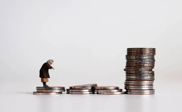 Personas Monedas Miniatura Concepto Continuidad Pobreza — Foto de Stock