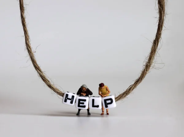 Personas Miniatura Cubo Alfabeto Ayuda Que Cuelga Una Cuerda — Foto de Stock