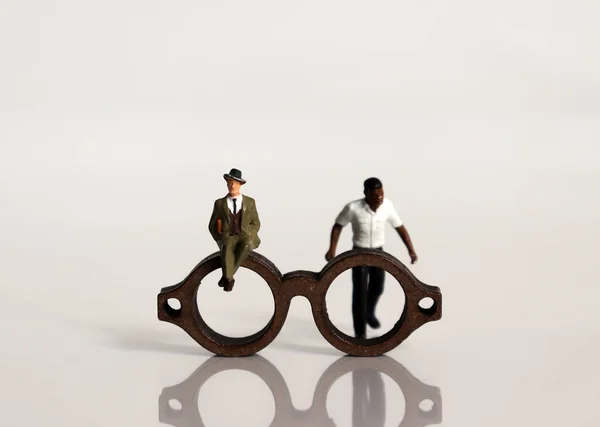 Gente Miniatura Gafas Miniatura Concepto Prejuicio Racial Discriminación —  Fotos de Stock