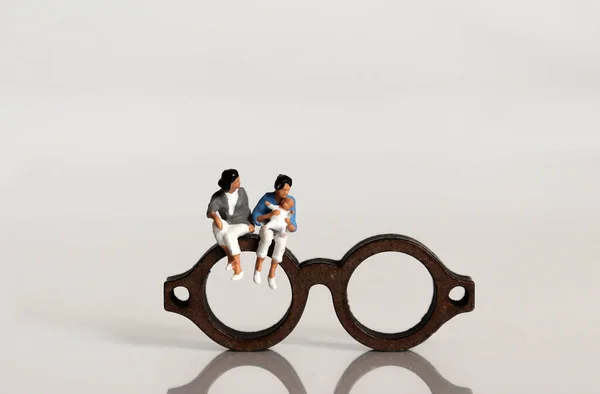 Pessoas Miniatura Óculos Miniatura Conceito Sobre Visões Sociais Sobre Famílias — Fotografia de Stock