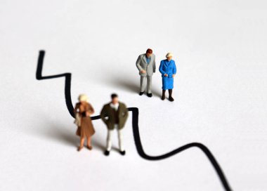 Farklı bir yönde duran minyatür insanlar..