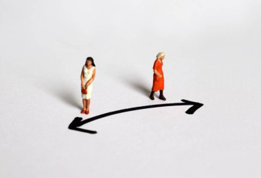 Farklı yönde duran iki minyatür kadın..