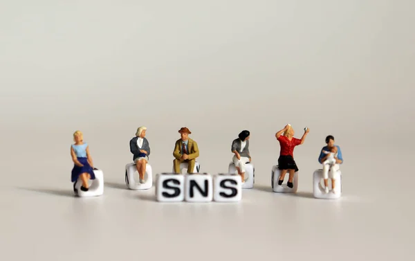 Una Variedad Personas Miniatura Sentadas Con Sns Cubo Blanco Alfabético —  Fotos de Stock