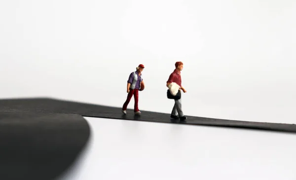 Persone Miniatura Che Camminano Lungo Strada — Foto Stock