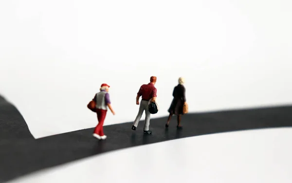 Personas Miniatura Caminando Misma Manera — Foto de Stock