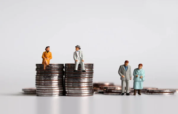 Monety Miniaturowymi Ludźmi Pojęcia Starości Przepaść Między Bogatymi Biednymi — Zdjęcie stockowe