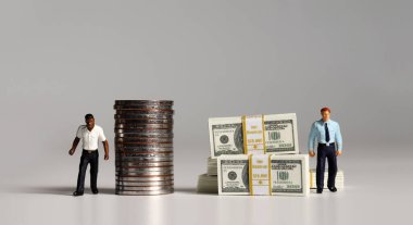 Bir yığın banknot ve bozuk para. Minyatür insanlar. Irksal ve gelir eşitsizliği kavramı.
