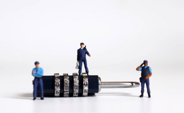 Şifreli kilit ve minyatür insanlar..