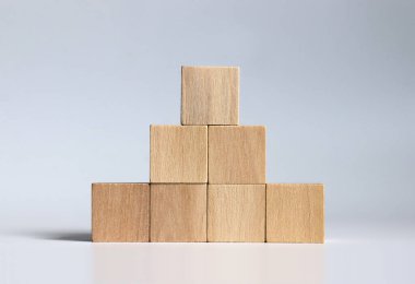 Tahta bloklar piramit şeklinde istiflenmiş..