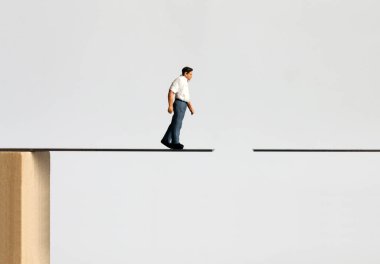 Kırık bir yolda yürüyen orta yaşlı bir adam..