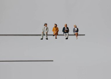 Yaşlanan toplum kavramı. Minyatür insanlar.