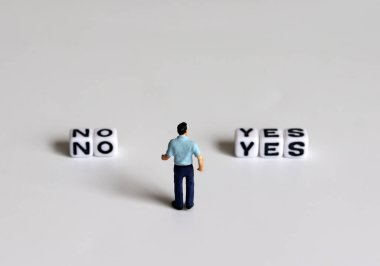 EVET ve HAYIR yazı alfabesi beyaz küp. Minyatür insanlar.