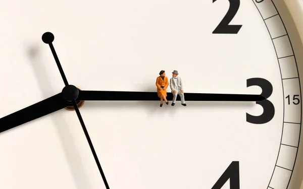 Ein Altes Paar Miniaturformat Sitzt Auf Der Nadel Einer Uhr — Stockfoto