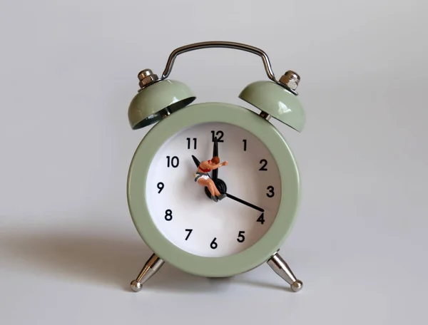 Uma Miniatura Pessoas Penduradas Agulha Relógio — Fotografia de Stock