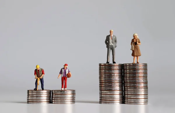 Miniatuur Mensen Met Stapel Munten Het Begrip Arbeids Inkomensongelijkheid — Stockfoto