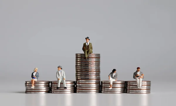 Personas Miniatura Con Pila Monedas Concepto Brecha Entre Ricos Pobres —  Fotos de Stock