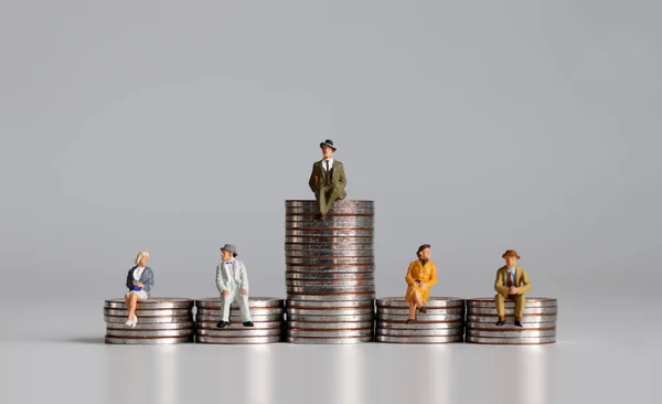 Miniature People Stack Coins Notion Economic Inequality — Stock Photo, Image