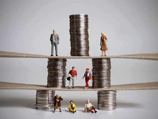 Das Konzept Der Sozialen Klassenpyramide Miniaturmenschen Und Stapel Von Münzen — Stockfoto