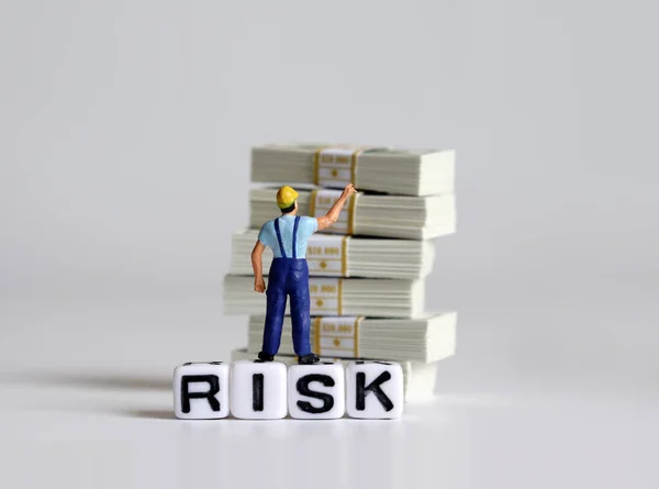 White Cube Risk Text Bundle 100 Bills Miniature Man — Stock Photo, Image