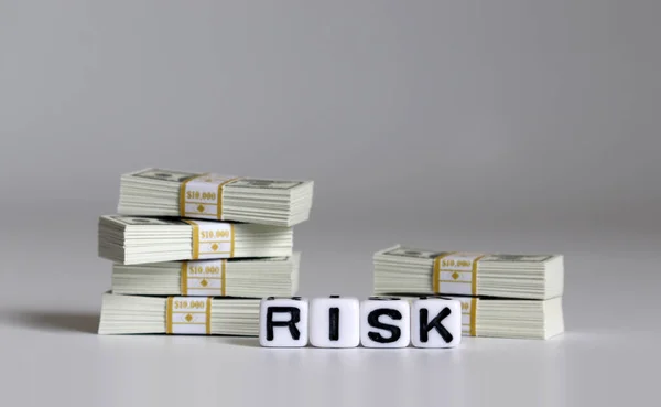 White Cube Risk Text Bundle 100 Bills — Stock Photo, Image