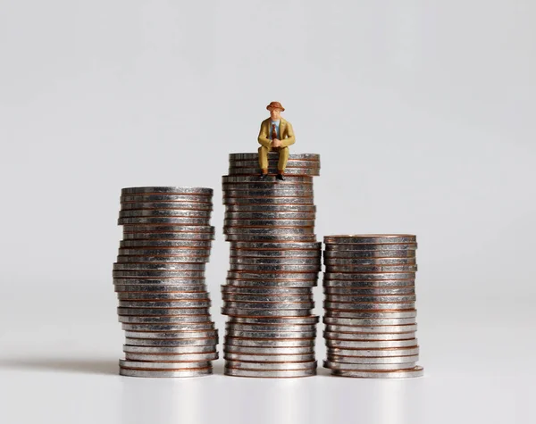 Hombre Miniatura Sentado Montón Monedas — Foto de Stock