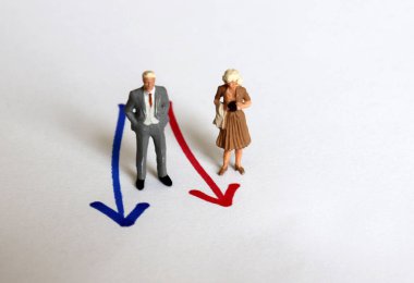 Farklı renkte okların yanında duran minyatür insanlar.