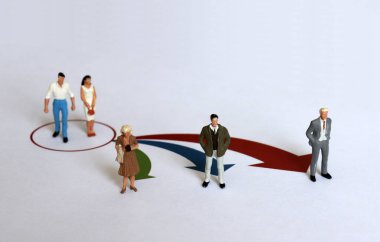 İş kavramları ve minyatür insanlar.