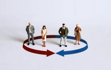 Minyatür insanlar. Bir gruptaki kadın ve erkek arasında eşitlik kavramı..