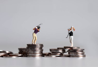 Bozuk paralar ve minyatür golfçüler. 