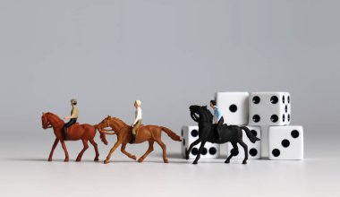 At süren minyatür bir adam ve beyaz zar..