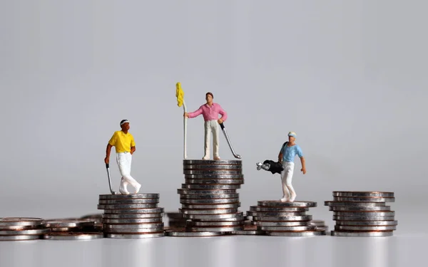 Golfistas Miniatura Pie Sobre Montones Monedas Diferentes Alturas — Foto de Stock